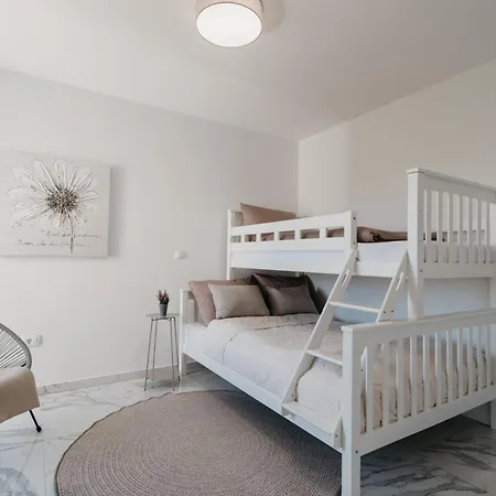 Lili Rose - Exclusive Family With Sea View, Just Steps From 만드레